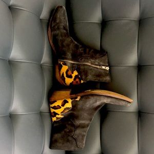 Selling these super cool black with leopard accent on the heel.